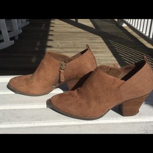 Dr Scholls tan suede booties size 9.5